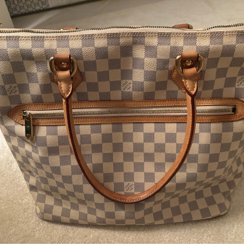 LOUIS VUITTON

Damier Azur

Material Damier Azur Canvas